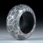 Fingerring Hämatit in Alumatrix, Innenring aus Karbon