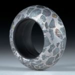 Fingerring Hämatit in Alumatrix, Innenring aus Karbon