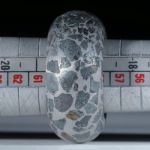 Fingerring Hämatit in Alumatrix, Innenring aus Karbon