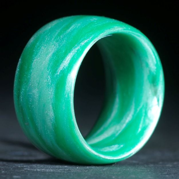 Glasfaser Fingerring, Cadmiumgrün dunkel mit Icy White (Duplex) poliert