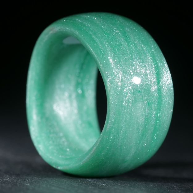 Glasfaser Fingerring, handgewickelt (Cadmiumgrün dunkel mit Perlglanzpigment Mira Silber)
