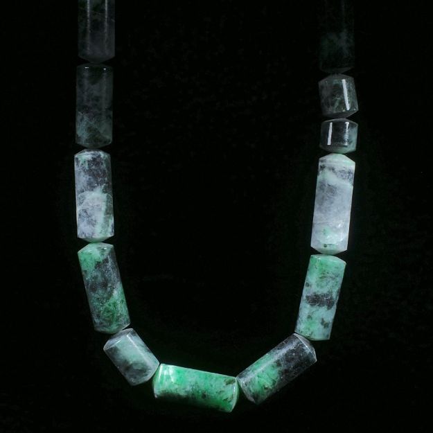 Jadeitcollier, Zylinderform mit gewölbten Seitenflächen