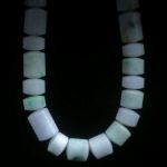 Jadeitcollier, Zylinderform mit gewölbten Seitenflächen