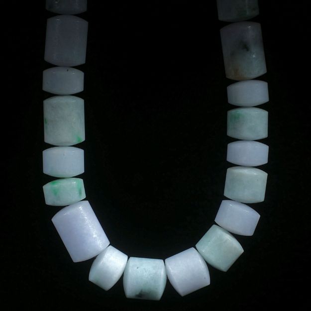 Jadeitcollier, Zylinderform mit gewölbten Seitenflächen