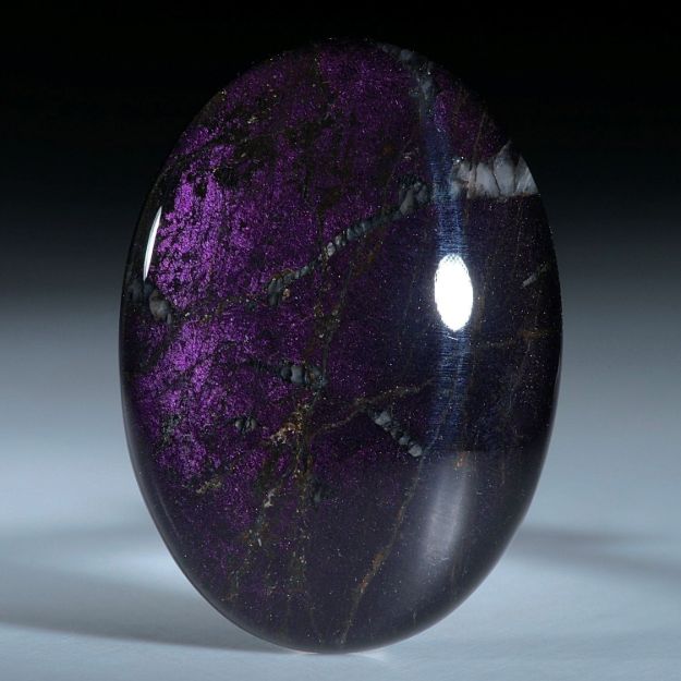 Purpurit ovaler Cabochon mit Bergkristall doublettiert