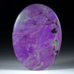 Sugilith, ovaler Cabochon, beidseitig leicht gewölbt