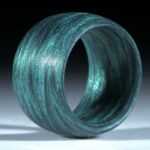 Fingerring Glasfaser, handgewickelt, Anilinschwarz mit Mira grün
