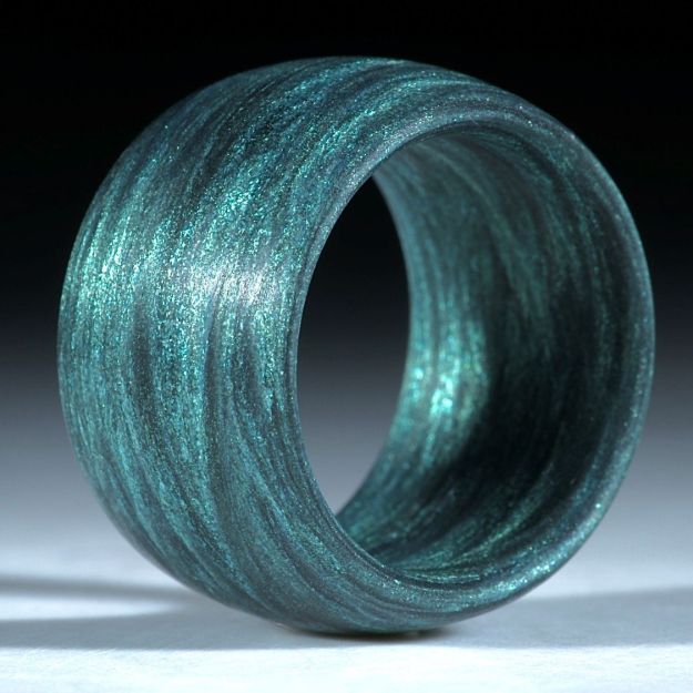 Fingerring Glasfaser, handgewickelt, Anilinschwarz mit Mira grün