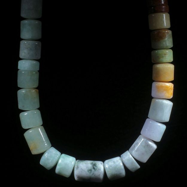 Jadeitcollier, Zylinderform mit gewölbten Seitenflächen