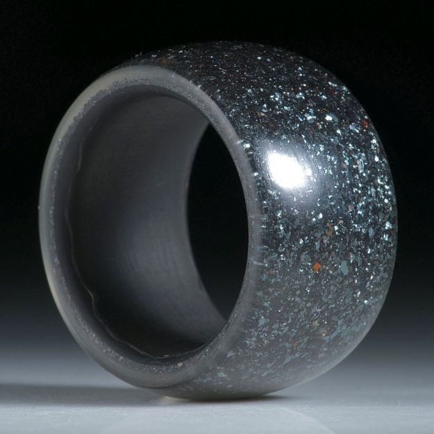 Karbonring mit Hämatitkristallen beschichtet
