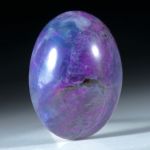 Sugilith mit Richterit, Südafrika, 30.5x22x12mm 56.04ct. Ovaler Cabochon