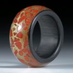 Fingerring aus Edelkoralle in Messingmatrix