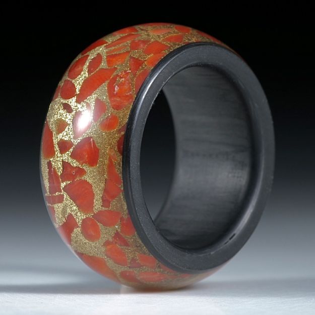 Fingerring aus Edelkoralle in Messingmatrix