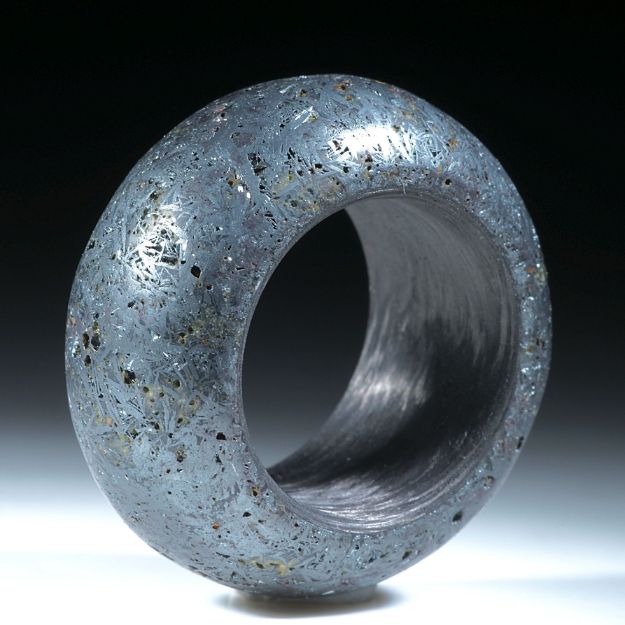 Hämatitring (Eisenerz) mit Carbon