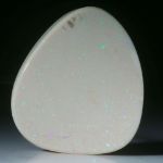 Weissopal, Australilen, Freiform poliert, ca.42x39x13mm