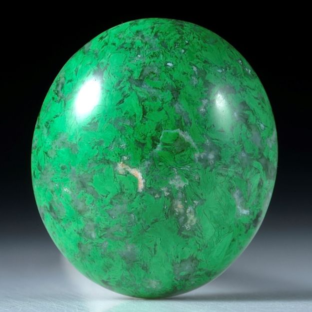 Maw-sit-sit, Chloromelanit, Myanmar,37.28ct. ovaler Cabochon ca.26x22x10mm