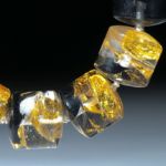 Goldglas, handgeschliffenes Collier aus polierten Zylinderteilen, Durchmesser ca.17mm