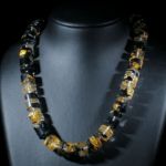 Goldglas, handgeschliffenes Collier aus polierten Zylinderteilen, Durchmesser ca.17mm