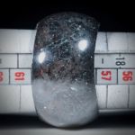Edelsteinring Hämatit (Eisenerz, Italien) in Duroplast, geschwungen geschliffen, bombiert und poliert