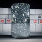Edelsteinring Hämatit (Eisenerz, Italien) in Duroplast, parallel geschliffen, bombiert und poliert