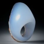 Edelsteinring Chalcedon ungebändert, mit naturbelassener Seite