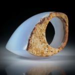 Edelsteinring Chalcedon ungebändert, mit naturbelassener Seite