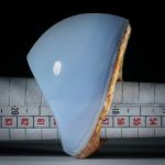 Edelsteinring Chalcedon ungebändert, mit naturbelassener Seite