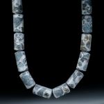 Edelsteincollier Hämatit in Alumatrix, Collier in Zylinderform