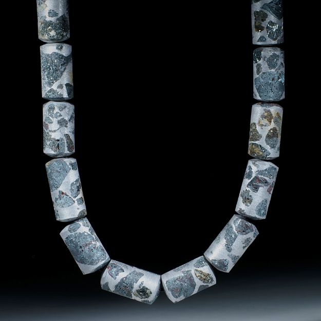 Edelsteincollier Hämatit in Alumatrix, Collier in Zylinderform