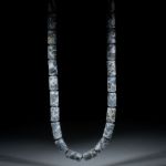 Edelsteincollier Hämatit in Alumatrix, Collier in Zylinderform