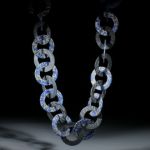 Karboncollier mit Zwischenteilen aus Lapis in Messingmatrix