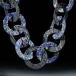 Karboncollier mit Zwischenteilen aus Lapis in Messingmatrix