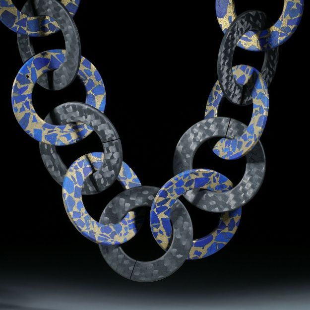 Karboncollier mit Zwischenteilen aus Lapis in Messingmatrix