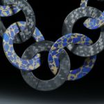 Karboncollier mit Zwischenteilen aus Lapis in Messingmatrix