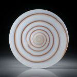 Meeresschnecke conus figulinus, handgeschliffene runde Scheibe