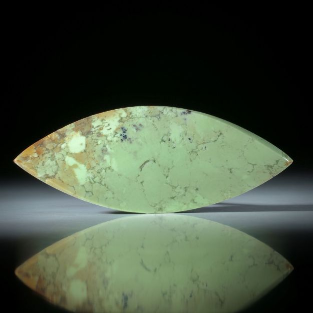 Zitronenchrysopras (Australien), Navette in Torsion geschliffen und feinmatt ca.69x27x7mm