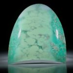 Zitronenchrysopras, grosse Freiform ca.62x61x12mm, Oberseite bombiert und poliert
