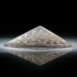 Rauchquarz Viereck in Torsion geschliffen (gebogen), mit sandgestrahltem Muster ca.39x39x3mm