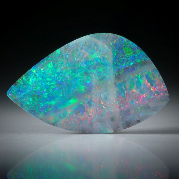 Edelopal, Boulderopal Australien, 10.03ct. Fantasieform beidseitig geschliffen und poliert ca. 25.5x26x4mm