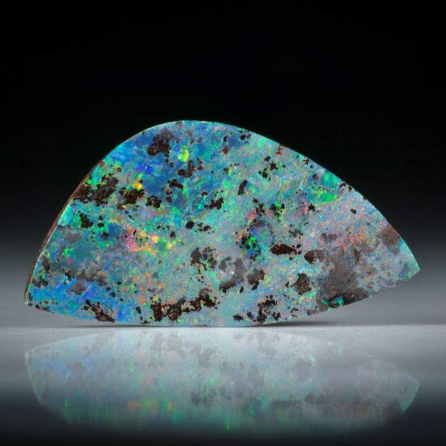 Edelopal, Boulderopal Australien, 6.41ct. Fantasieform beidseitig geschliffen und poliert ca. 24x12x3mm