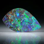 Edelopal, Boulderopal Australien, 12.49ct. Fantasieform beidseitig geschliffen und poliert ca. 30.5x28.5x3.5mm