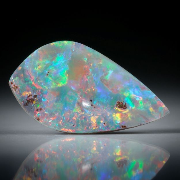 Edelopal, Boulderopal Australien, 4.64ct. Fantasieform beidseitig geschliffen und poliert ca. 20x11x3.5mm
