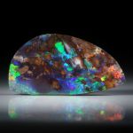 Edelopal, Boulderopal Australien, 22.28ct. Fantasieform beidseitig geschliffen und poliert ca. 34.5x18x5mm