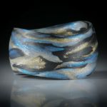 Fingerring Fibertec, Karbon mit Glasfaser Mira Sonnengold und Mira Türkis, handgewickelt matt, geschwungen innen/aussen gerundet, Breite 12.5mm