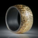 Fingerring Glasfaser mit eingearbeitetem Blattbronze und Karbon-Innenring, Breite 12.5mm, Innendurchmesser 18.2mm