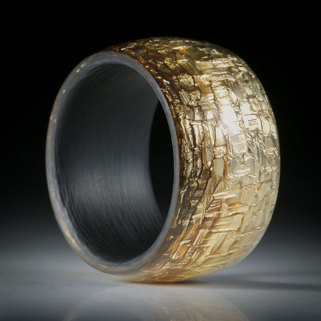 Fingerring Glasfaser mit eingearbeitetem Blattbronze und Karbon-Innenring, Breite 12.5mm, Innendurchmesser 18.2mm