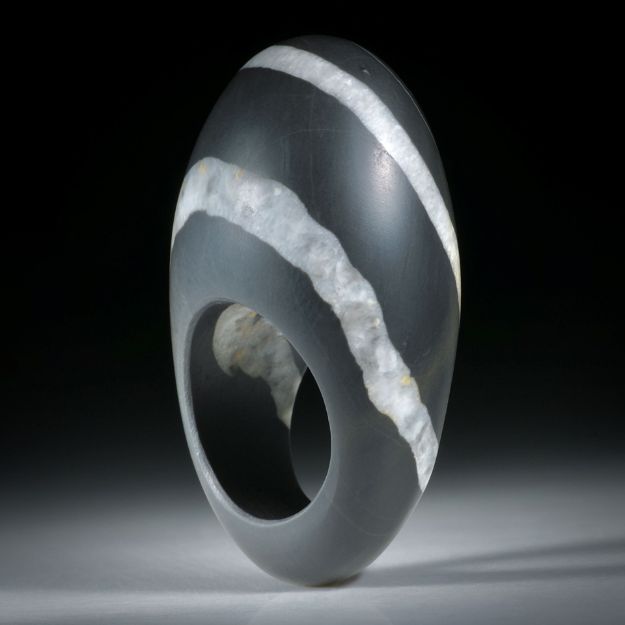 Kieselstein Ring mit Quarzlinien, im Verlauf geschliffen und hoch bombiert, Innendurchmesser 18.1mm