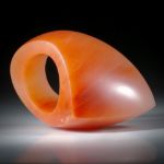 Edelsteinring Eosit, hohe Freiform im Verlauf geschliffen und poliert ca.50x31x31mm, Innendurchmesser 19.5mm