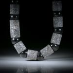 Steincollier Hämatit (Eisenerz), Röhrenformen mit Durchmesser 16.5mm, Bohrung 13mm, mit Zwischenteilen aus Onyxkugeln