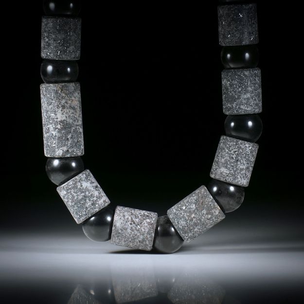 Steincollier Hämatit (Eisenerz), Röhrenformen mit Durchmesser 16.5mm, Bohrung 13mm, mit Zwischenteilen aus Onyxkugeln